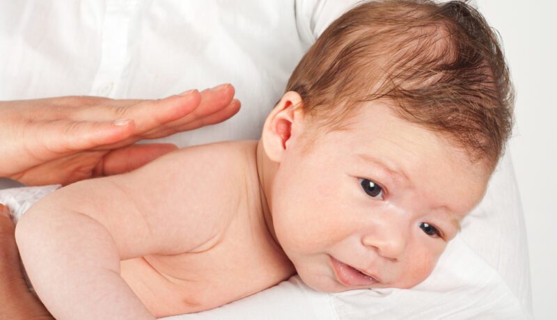Cum poți ajuta bebelușul să elimine aerul din stomac. Sfaturile specialiștilor