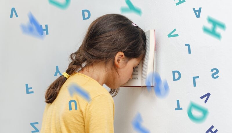 Cum poți ajuta un copil cu dislexie în afara școlii. Sfaturi pentru părinți de la specialiști