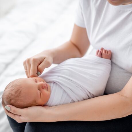 Pro și contra înfășatului la bebeluși: ce trebuie să știi