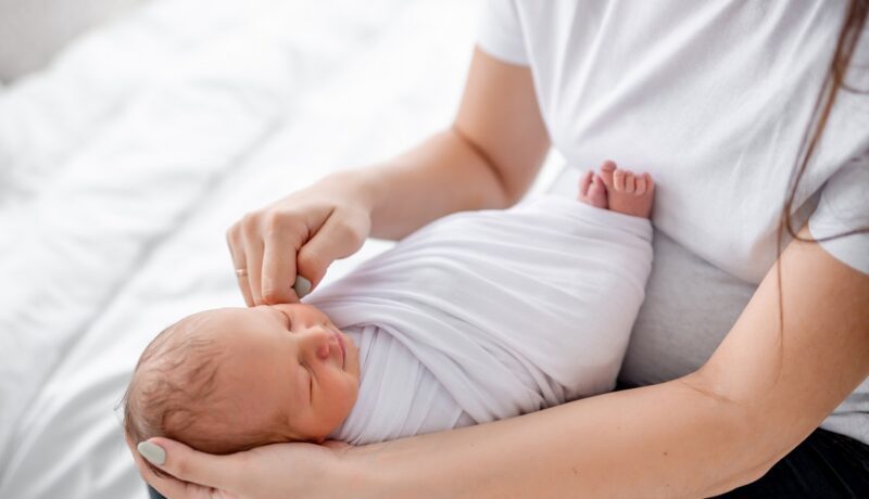 Pro și contra înfășatului la bebeluși: ce trebuie să știi