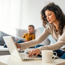 Munca de acasă: cum te împarți între job, copil și treburi casnice