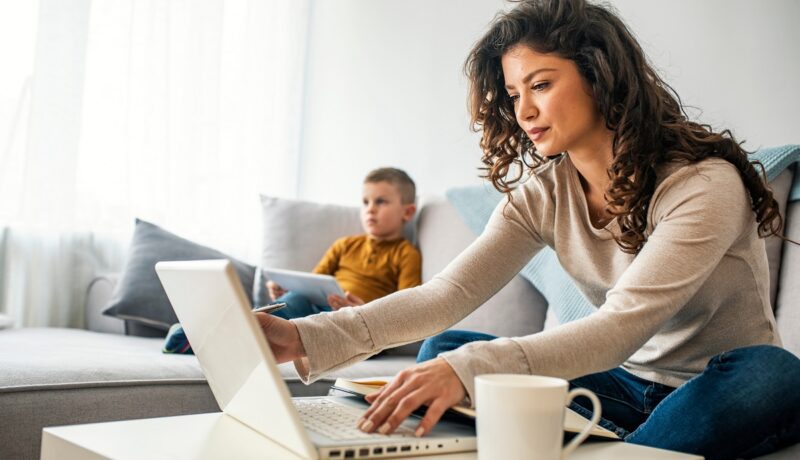 Munca de acasă: cum te împarți între job, copil și treburi casnice