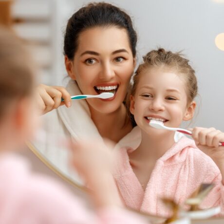 Mama și fiica se spală pe dinți
