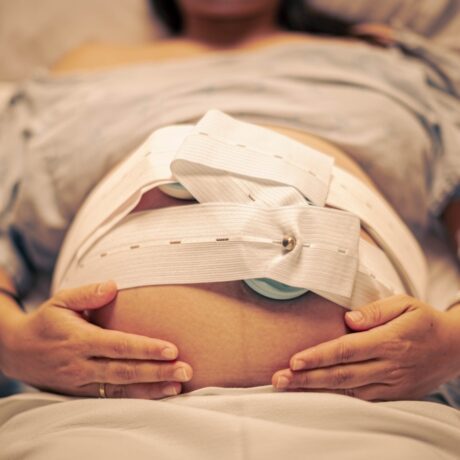 Femeie însărcinată internată în spital cu complicații
