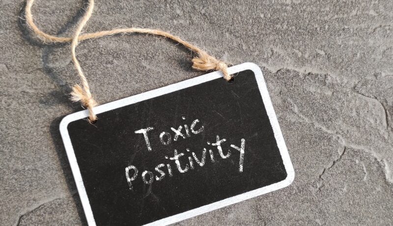 Ce este pozitivitatea toxică și de ce este periculoasă pentru copii