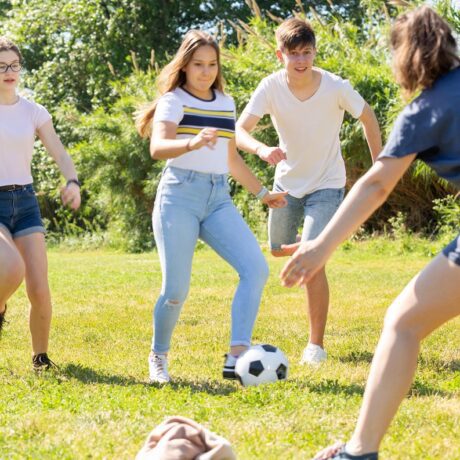 7 motive să-ți încurajezi adolescentul să se joace mai mult