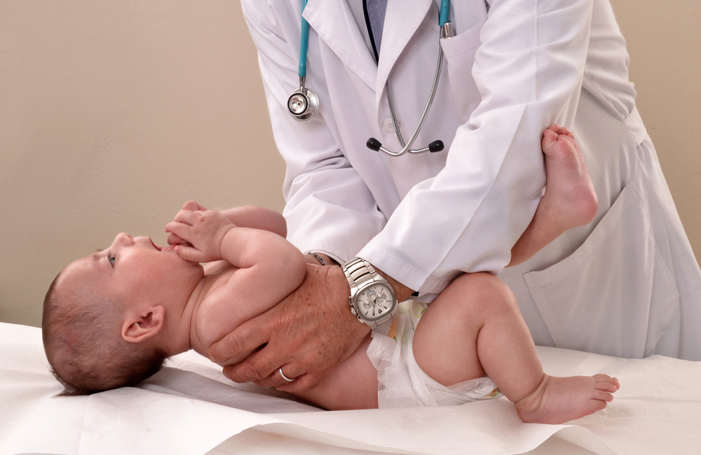 Un bebeluș băiat la un consult medical