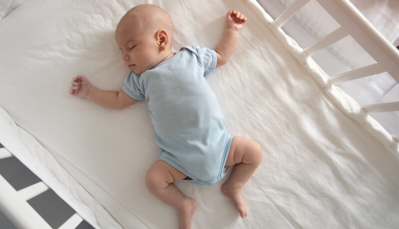 Somnul bebelușilor în primul an de viață: cicluri de somn și sfaturi