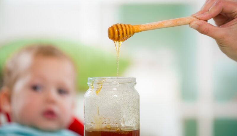 Mierea de albine în dieta bebelușului: când poate mânca și ce beneficii are pentru copii