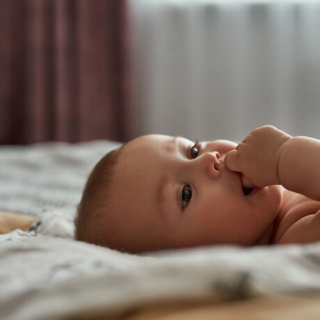 Reflexul de supt la bebeluș: ce este, cum îl ajută și ce poți face pentru a-l stimula