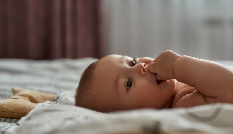 Reflexul de supt la bebeluș: ce este, cum îl ajută și ce poți face pentru a-l stimula