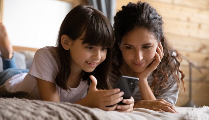 Cum să-ți ajuți copilul născut în era digitală. Sfaturi utile pentru orice părinte