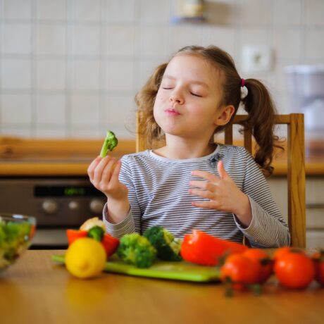 Legumele în alimentația copilului. Cum îl ajuți să le iubească și să le mănânce