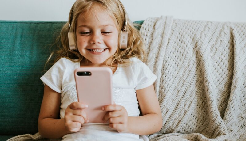 Când să-i cumperi copilului telefon: ce spun experții
