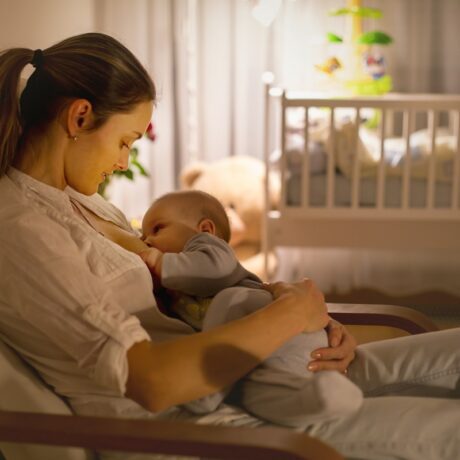 Durata unei sesiuni de alăptare: de cât timp are nevoie bebelușul pentru a se sătura