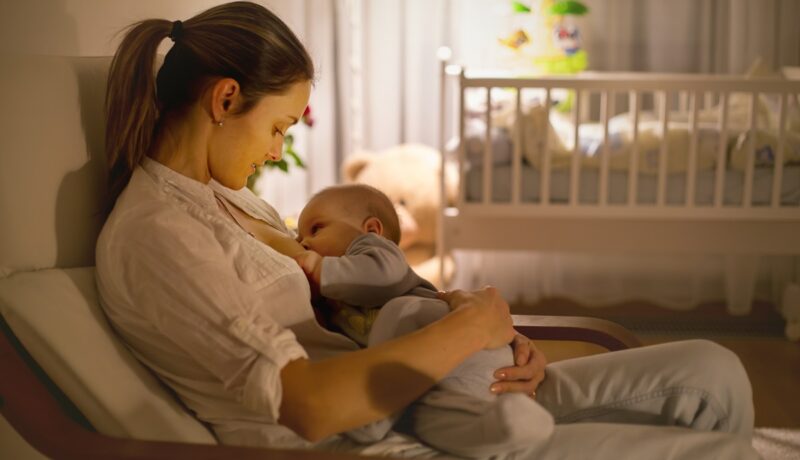 Durata unei sesiuni de alăptare: de cât timp are nevoie bebelușul pentru a se sătura