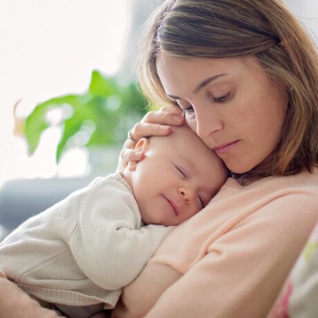 Cum ajuți bebelușul să doarmă în timpul erupției dentare