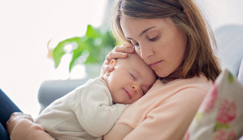 Cum ajuți bebelușul să doarmă în timpul erupției dentare