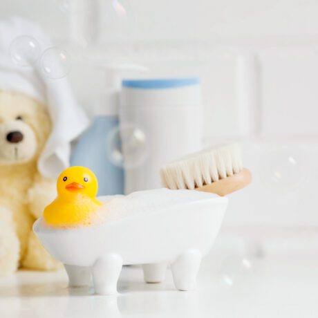 Sfaturi pentru a-i face copilului baie în siguranță. Ce recomandă specialiștii