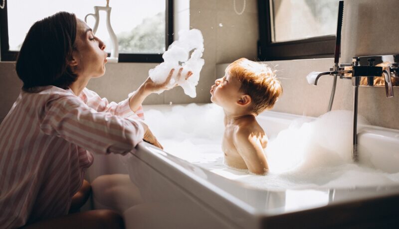 Sfaturi pentru siguranța sugarilor și a copiilor la baie. Cum poți să-i ajuți pe cei mici