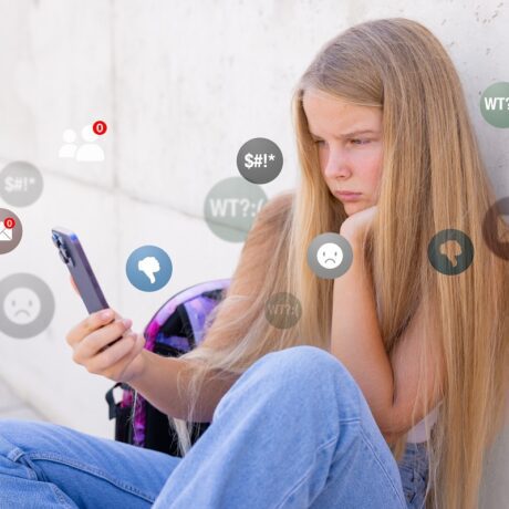 Adolescentă se uită pe rețelele sociale