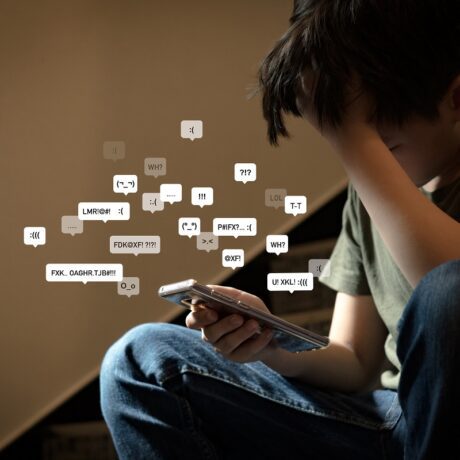 Cyberbullying: ce este, cum îl poate afecta pe copil și ce poți face pentru a-l ajuta