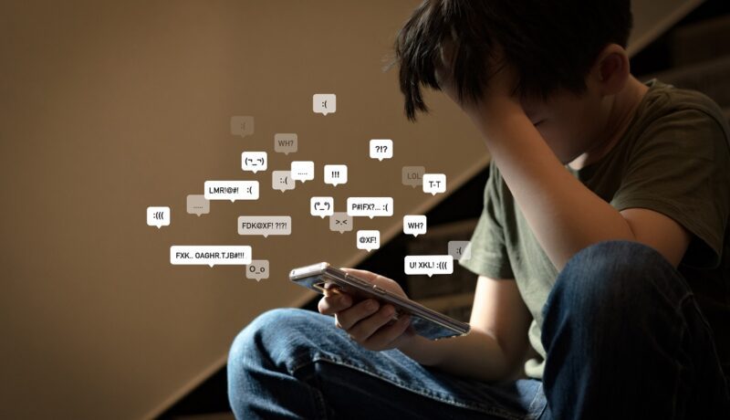 Cyberbullying: ce este, cum îl poate afecta pe copil și ce poți face pentru a-l ajuta
