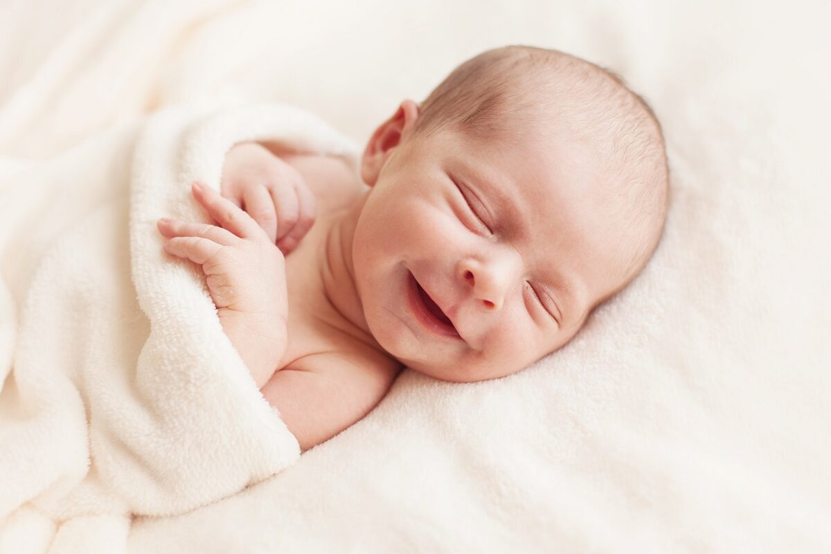 Bebeluș zâmbește în somn