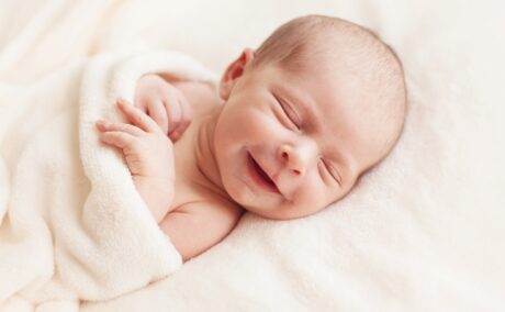 Bebeluș zâmbește în somn