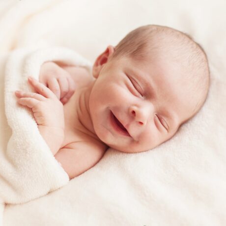 Râsul bebelușului: când începe și cum se manifestă
