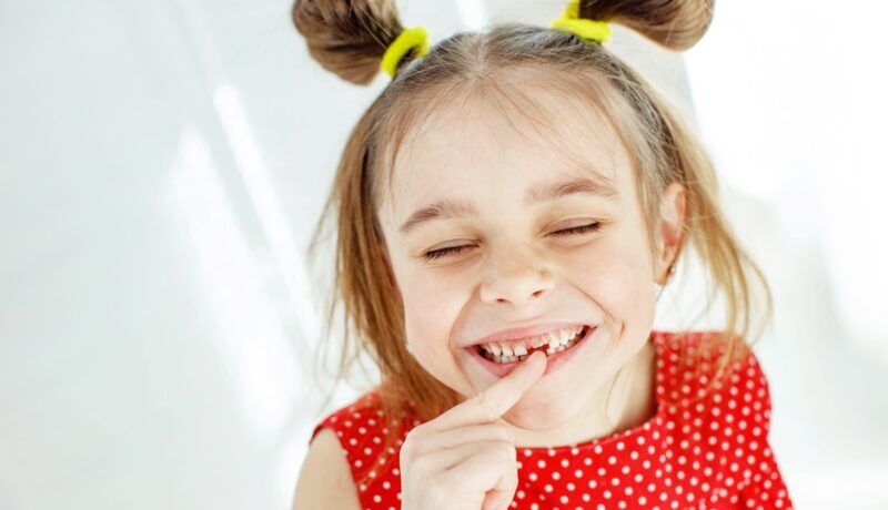 Cum poți ajuta copilul să treacă peste pierderea dinților de lapte. Sfaturi utile pentru orice părinte
