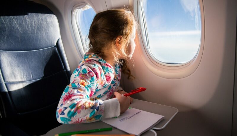 Zborul cu un copil mic: sfaturi pentru a avea o experiență plăcută