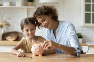 Educația financiară la copii: ce trebuie să știe despre bani, în funcție de vârstă
