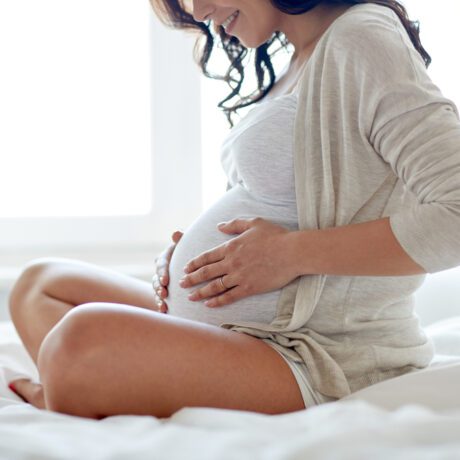 O femeie însărcinată, în pat