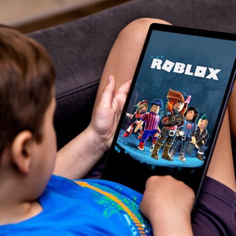Băiat se joacă pe Roblox