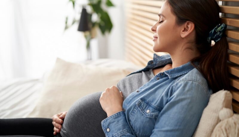 De ce îți simți burta de gravidă încordată și grea