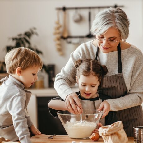 O bunică maternă care face prăjituri cu nepoții ei