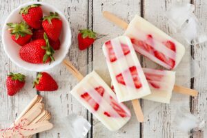 Înghețată cu iaurt și căpșuni. Un desert perfect pentru copilul tău