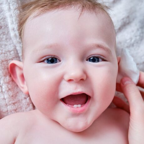 Cum să cureți urechile bebelușului: pași pentru o igienă bună