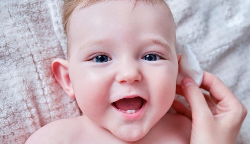 Cum să cureți urechile bebelușului: pași pentru o igienă bună