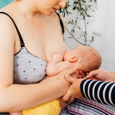 Mama este ajutată să pună copilul la sân