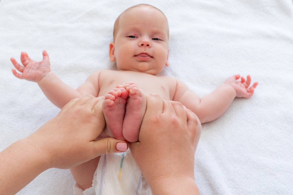 Mama face exerciții pentru burtică cu piciorușele bebelușului