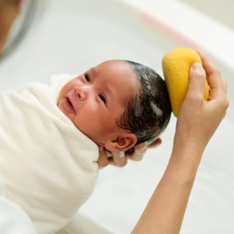 Ce cauzează scalpul uscat la bebeluși și cum se tratează