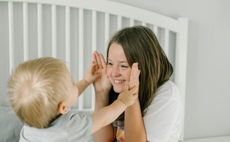 Sora mai mare se joacă cu fratele mai mic