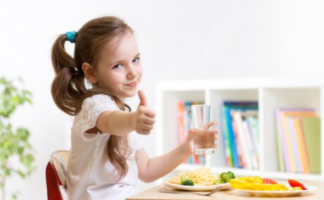 O fetiță care apreciază mâncarea sănătoasă