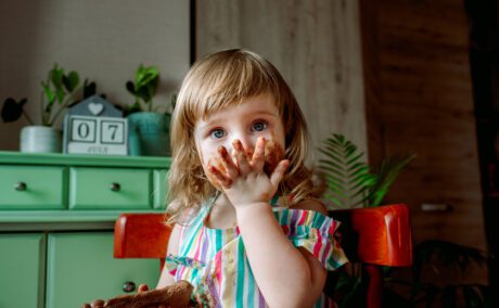 O fetiță care mănâncă ciocolată