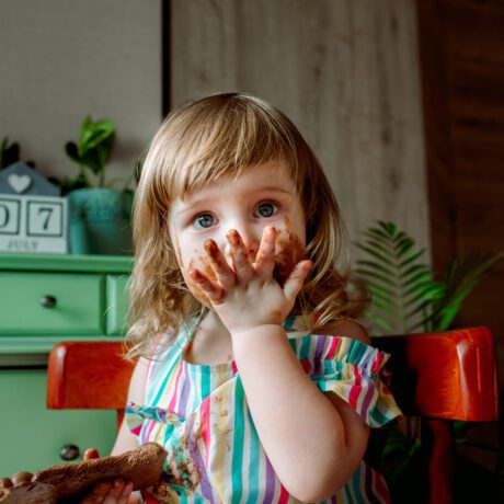 O fetiță care mănâncă ciocolată