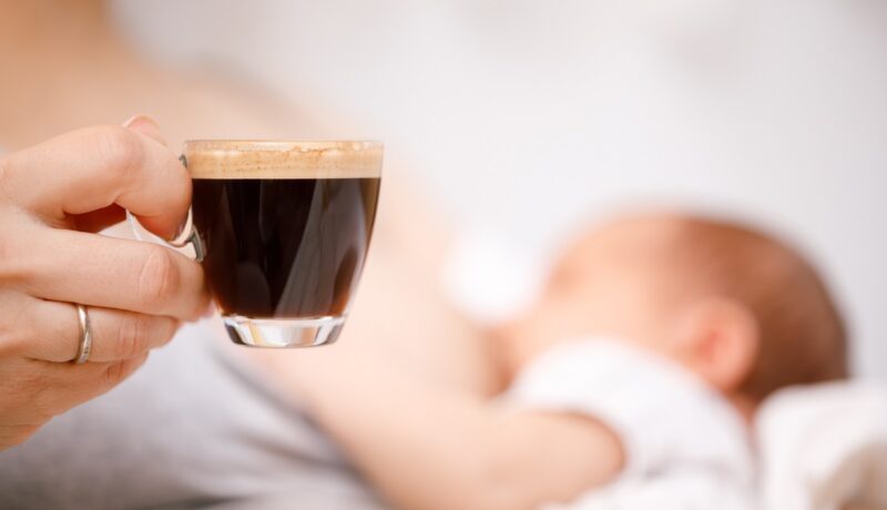 Poți sau nu să bei cafea în timpul alăptării. Care sunt sfaturile specialiștilor