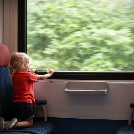 Transformă călătoria cu trenul cu copilul într-o experiență plăcută