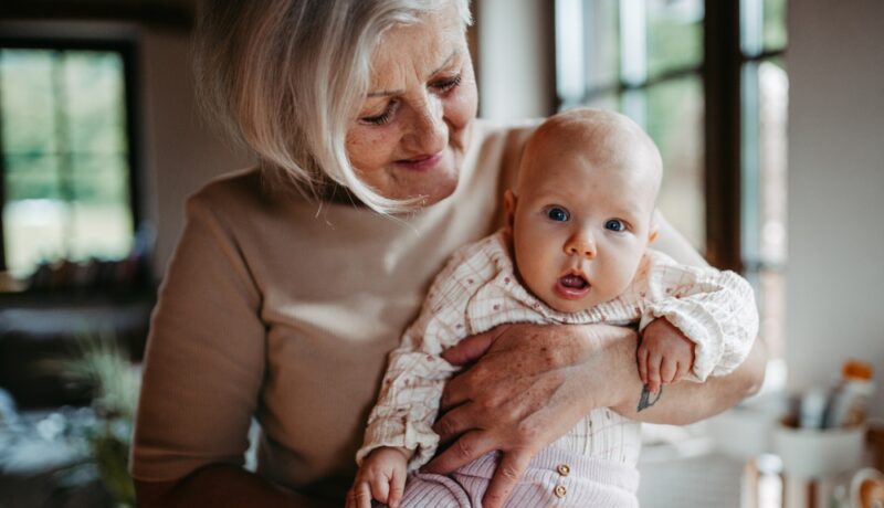 Țara în care bunicii pot fi plătiți pentru a avea grijă de nepoți. Legea a intrat în vigoare pe 1 iulie 2024